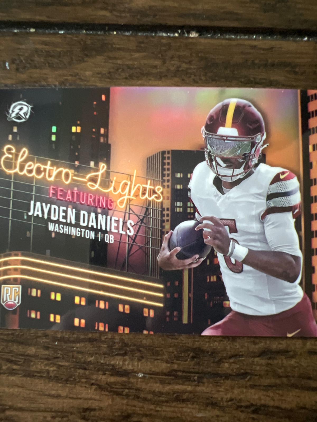 2024 Topps Resurgence Electro-Lights Jayden Daniels #EL-6 card